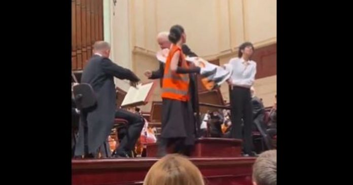 environment-protesters-try-disrupting-polish-philharmonic-orchestra,-crowd-applauds-when-conductor-ends-their-stand-in-one-move