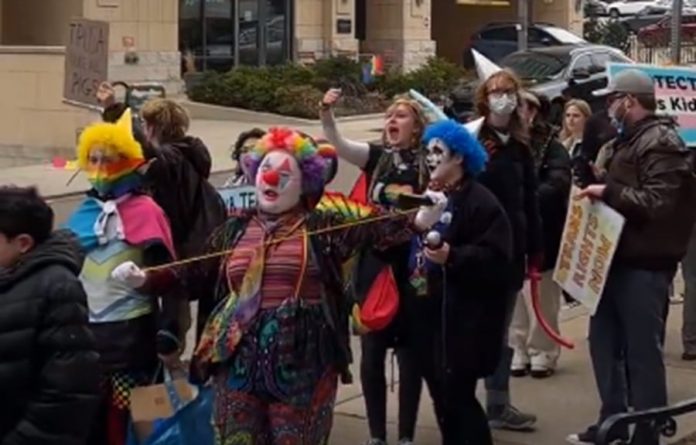 see:-literal-‘queer’-clowns-show-up-to-protest-tpusa-event-featuring-candace-owens