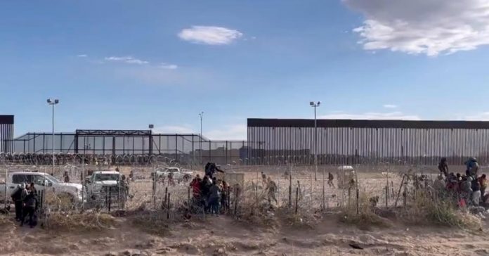 numerous-illegals-breach-concertina-wire-and-pour-over-border-in-el-paso-(video)