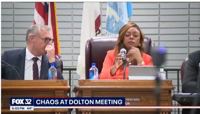 corruption:-town-hall-chaos-erupts-in-dolton,-illinois-residents-upset-over-“worst-mayor-in-america”-(video)