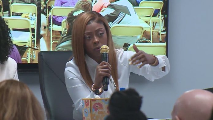 “we-are-fed-up!”–-corrupt-democrat-illinois-mayor-tiffany-henyard-plays-race-card-as-angry-residents-demand-answers-at-community-meeting-(video)