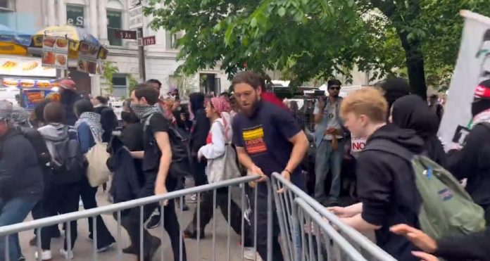 countless-pro-hamas-protestors-march-down-street,-break-through-barricades-to-disrupt-met-gala-in-new-york-city-(video)