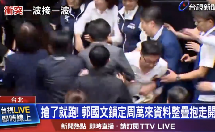 turmoil:-mass-brawl-breaks-out-in-taiwan’s-parliament-as-lawmakers-fight-over-legislation-(video)