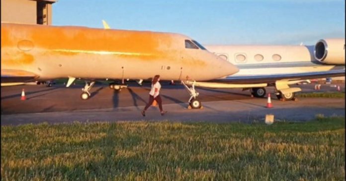 climate-protesters-spray-paint-private-jets-as-part-of-failed-attempt-to-target-woke-singer-taylor-swift-and-the-story-takes-an-ironic-twist-(video)