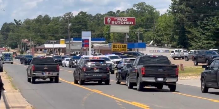 developing:-at-least-eight-people-injured-–-including-police-officer-–-in-mass-shooting-outside-arkansas-grocery-store-(video)