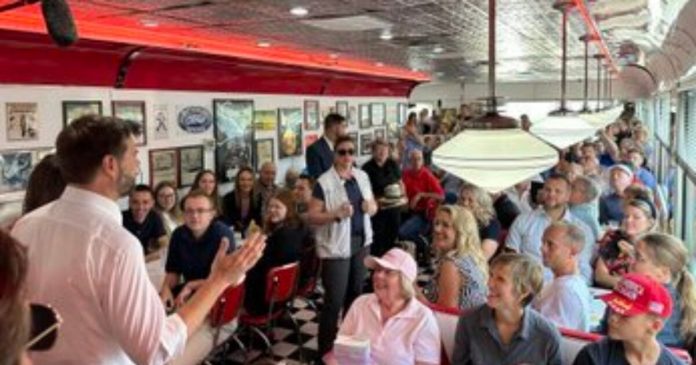 jd.-vance-gets-hero’s-welcome-at-minnesota-diner-the-morning-after-scorching-kamala-harris-at-trump-rally-(video,-photos)