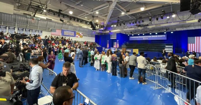 look-at-that-crowd!-kamala-and-joe-hold-a-rally-in-corner-of-gym-at-prince-george’s-county-community-college-(video)