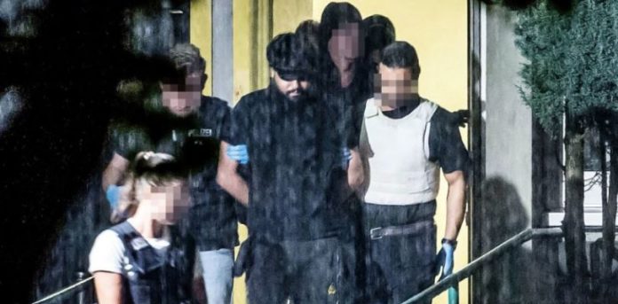 update:-german-officials-storm-migrant-shelter-in-connection-to-isis-stabbing-attack-in-solingen-–-killer-from-syria-turns-himself-in!