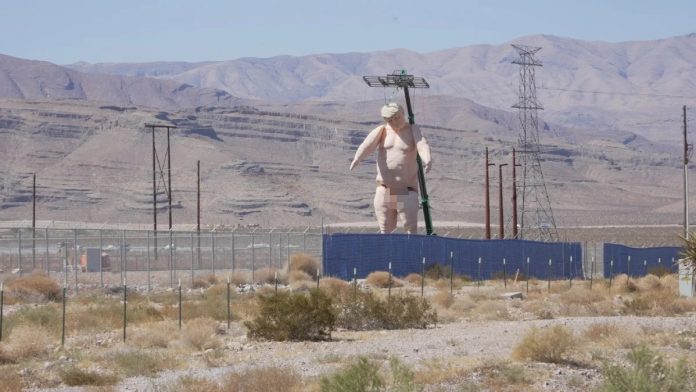 vile:-43-foot-nude-‘crooked-and-obscene’-trump-statue,-weighing-6,000-pounds,-erected-in-the-desert-north-of-las-vegas