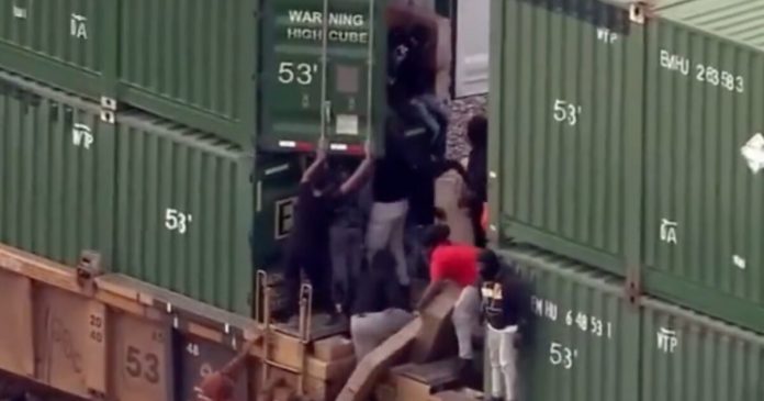 dozens-of-thieves-ransack-freight-train-in-chicago-(video)