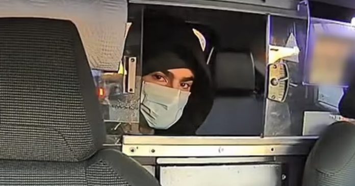 breaking:-nypd-releases-new-photos-of-unitedhealthcare-executive’s-alleged-assassin-escaping-in-taxi