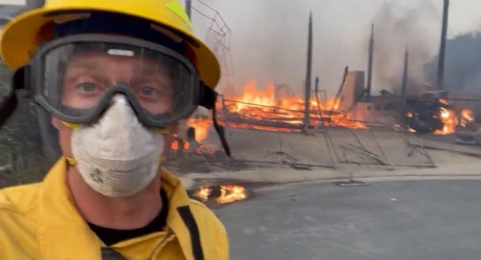 multiple-homes-are-burning-as-los-angeles-firefighters-are-having-issues-with-water-pressure-–-wildfire-rages-out-of-control-–-hydrants-are-dry-(videos)