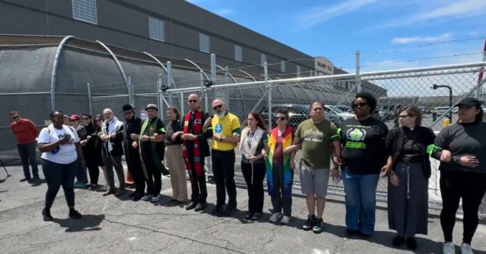 “shut-down-this-facility!”-–-far-left-‘faith-leaders’-block-gates-at-newark-ice-detention-center,-say-they-won’t-move-until-they-are-arrested-(video)