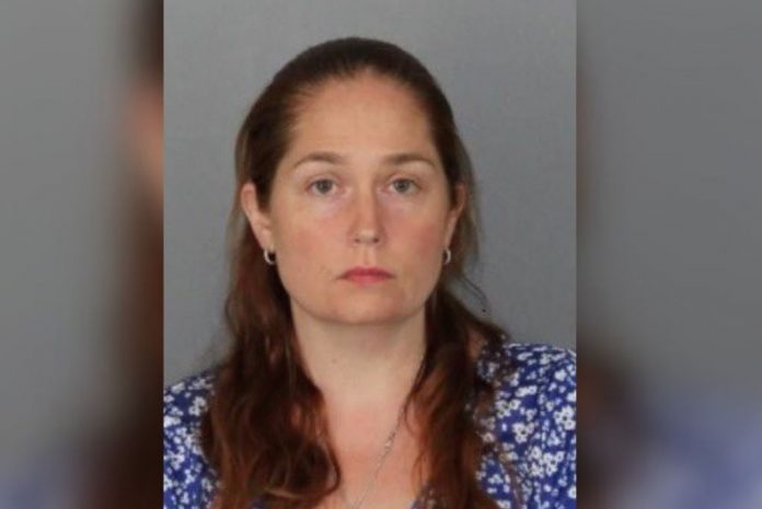 woman-in-alabama-accused-of-chaining-and-locking-her-teenage-daughter-in-a-dog-cage-for-years:-a-case-of-extreme-abuse-shaking-the-nation.