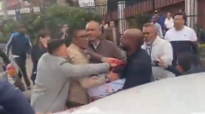 breaking:-chaos-erupts-after-right-wing-colombian-presidential-candidate-shot-in-the-head-in-bogota-(graphic-video)